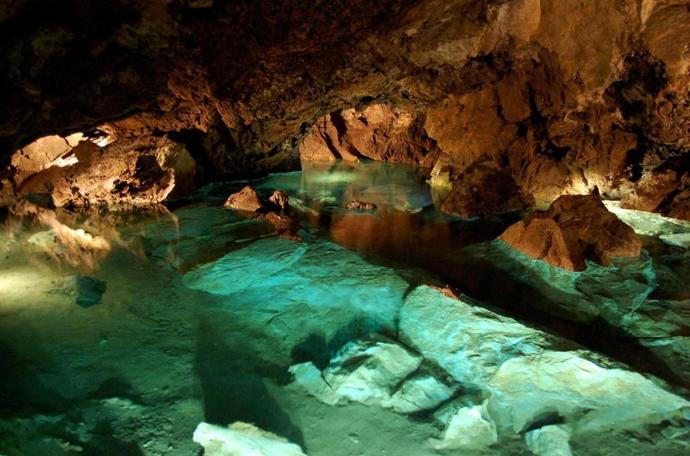 Bozkovské dolomitové jeskyně a největší podzemní jezero
Bozkovské dolomitové jeskyně a největší podzemní jezero