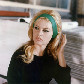 Ikonická fotka Brigitte Bardot se zelenou elastickou čelenkou
