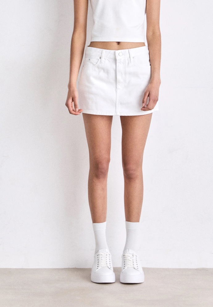 Sukně s nízkým pasem: Calvin Klein Jeans, 1 680 Kč
Sukně s nízkým pasem: Calvin Klein Jeans, 1 680 Kč