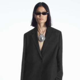 Černé sako, COS, 175 eur
