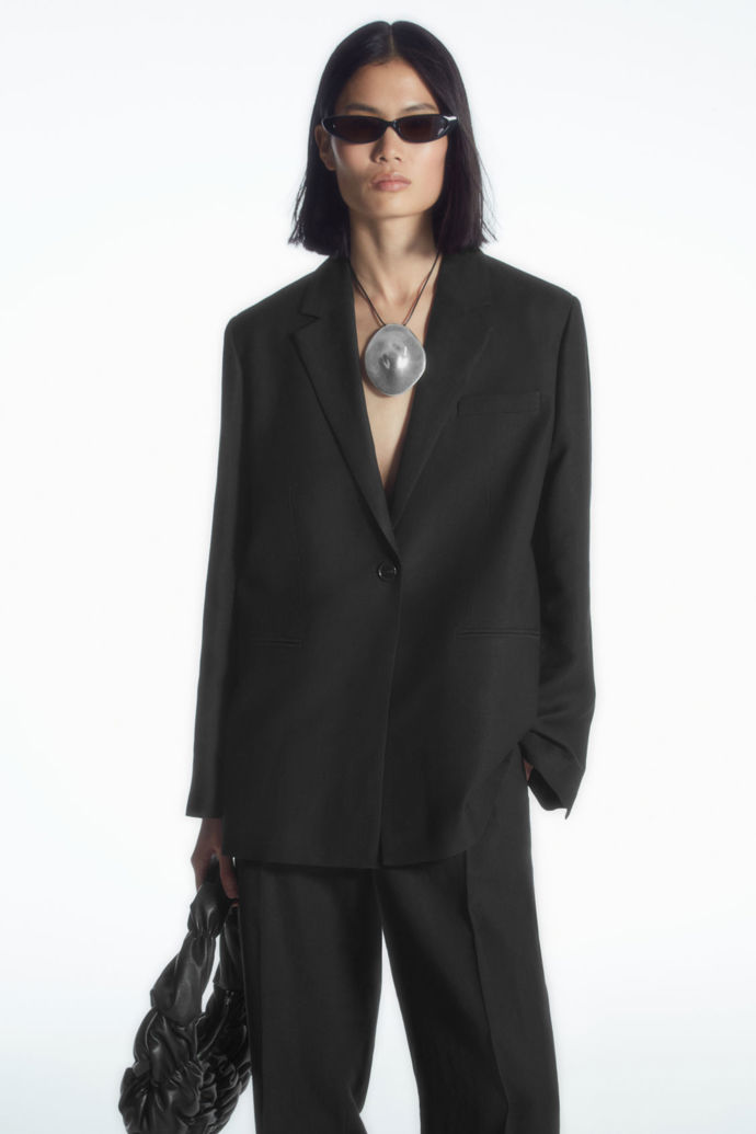 Černé sako, COS, 175 eur
Černé sako, COS, 175 eur