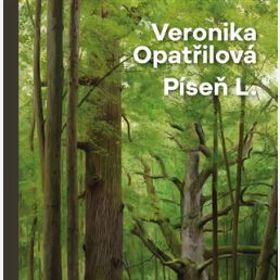 Píseň L. (Veronika Opatřilová, Prostor)

Román vypráví dva paralelní a vzájemně propletené příběhy, které s nesmírnou citlivostí ohledávají podoby samoty, neměnnost lidské povahy a hranice touhy či zakázané lásky.

Šlechtický sirotek na anglickém středověkém hrabství má život předem nalinkovaný: Odejde do kláštera, vrátí se, ožení a zaujme své místo po boku pána hradu, svého staršího bratra. Jenže mladý Laurenc je zkrátka jiný. Má rád nekonečné projížďky na koni, toulky lesem, a byť je věrný svému bratru, nedokáže být dost silný, aby se stal jeho pobočníkem. Ve světě svázaném pravidly a křesťanskou morálkou hledá sám sebe a nachází nezvyklou podobu lásky poté, co se v jeho okolí objeví mladík se šedýma očima. O několik století později přijíždí do laponských lesů mladý novinář. Má zde psát knihu o kdysi slavné stárnoucí spisovatelce, která se stala jeho velkým idolem. Jejich soužití ve srubu daleko od civilizace ale není takové, jaké si představoval, přesto k sobě brzy začnou nacházet nečekanou cestu, posílenou netušeným spirituálním spojením.
