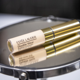 Double Wear Stay-in-Place Flawless Wear Concealer (Estée Lauder)

Dlouhotrvající korektor Estée Lauder Double Wear Stay-in-Place zajistí, že vaše vizáž bude dokonalá po dlouhých 15 hodin. Umožňuje vrstvení pro dosažení požadovaného krytí a má lehké krémové složení, takže je na pleti příjemný.

Cena: 1150 Kč
