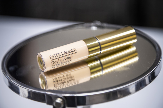 Double Wear Stay-in-Place Flawless Wear Concealer (Estée Lauder)

Dlouhotrvající korektor Estée Lauder Double Wear Stay-in-Place zajistí, že vaše vizáž bude dokonalá po dlouhých 15 hodin. Umožňuje vrstvení pro dosažení požadovaného krytí a má lehké krémové složení, takže je na pleti příjemný.

Cena: 1150 Kč
