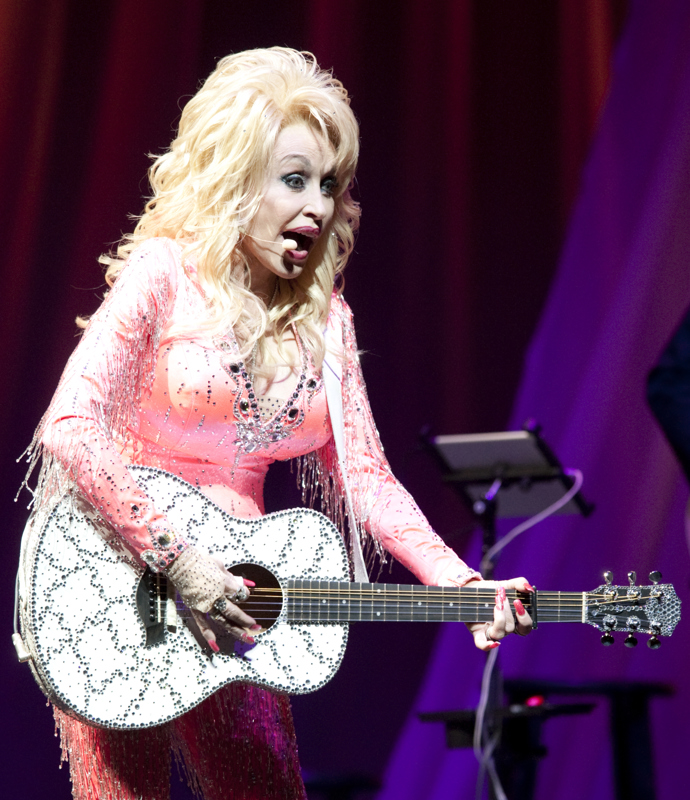 Dolly Parton mohla bez dětí pomoct více dětem.
