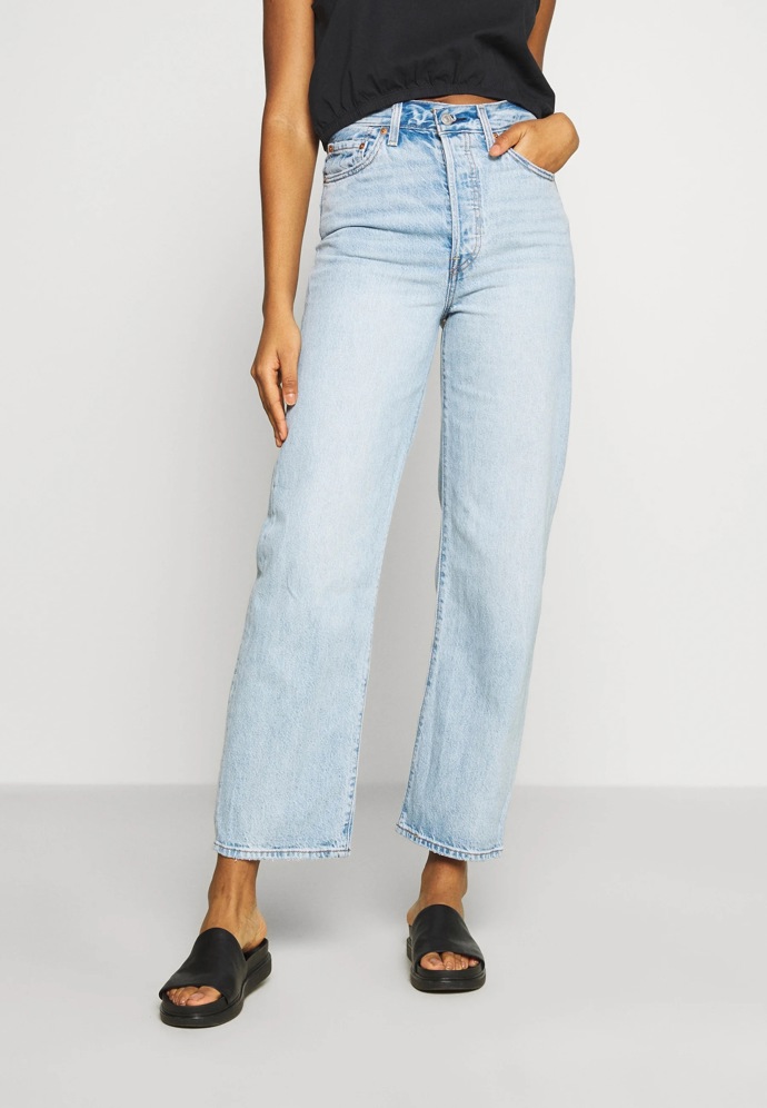 Džíny: Levi's, 3 120 Kč

