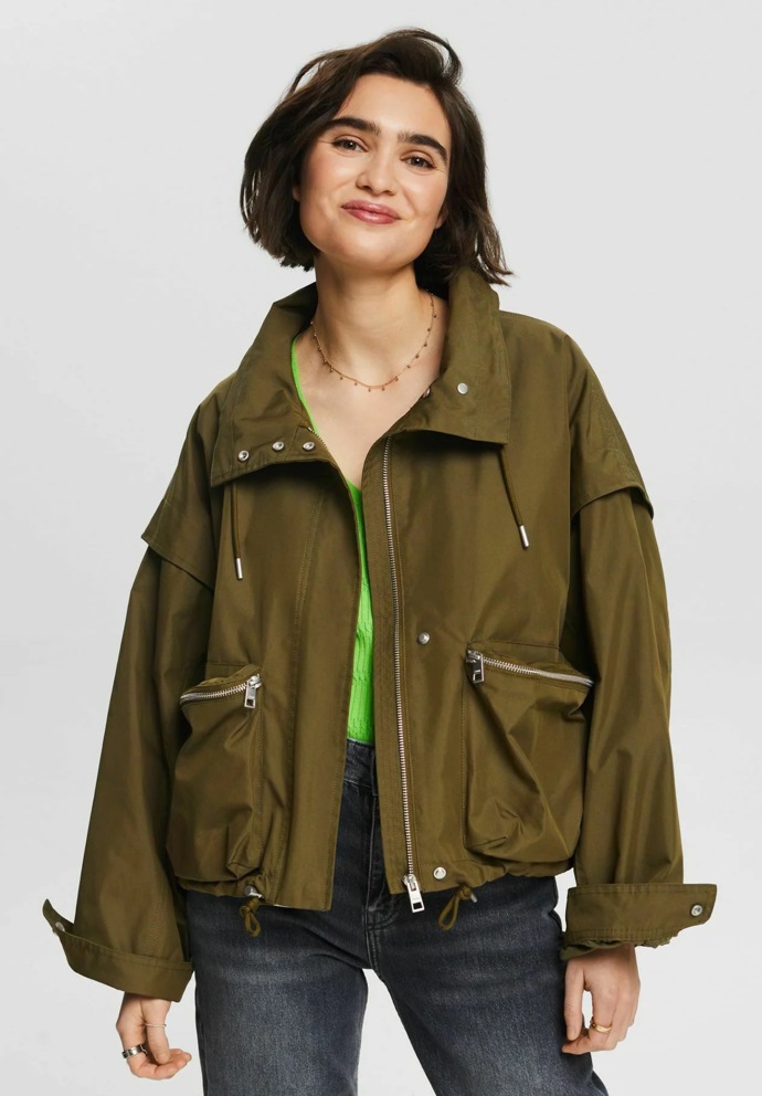 Bunda: Esprit, 3 799 Kč
Bunda: Esprit, 3 799 Kč