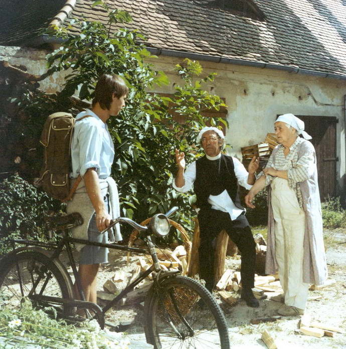 Slunce, seno, jahody - Šimon, pan farář a Cecilka.
