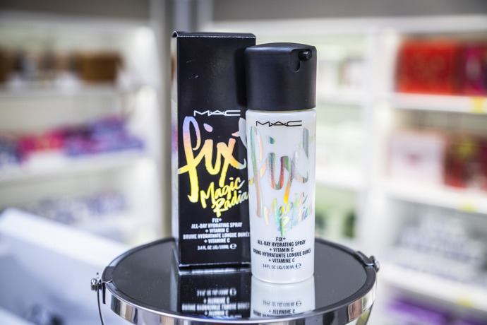 Fixační sprej Magic Radiance (MAC)

Pleťová mlha pro fixaci make-upu pro rozjasnění pleti. Oblíbený produkt vizážistů pleťová mlha MAC Cosmetics Fix+ Magic Radiance je ideální pro fixaci líčení i rozjasnění. Obsažená technologie Moisture-Shield pomůže v pleti uzamknout vlhkost a vitamin C se postará o potřebný jas. 

Cena: 890 Kč (v The Cosmetics Company Store ve Fashion Aréně nyní pořídíte za outletovou cenu 623 Kč).
