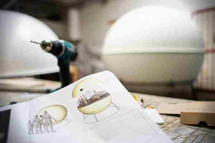 Příprava výstavy Tim Burton - Návraty, která je výletem do všech magických světů tohoto režiséra, producenta a vizionáře.

