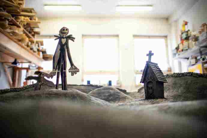 Příprava výstavy Tim Burton - Návraty, která začne v pražském Obecním domě už 1. května. Před deseti lety tehdejší expozici navštívilo přes 100 tisíc lidí.
