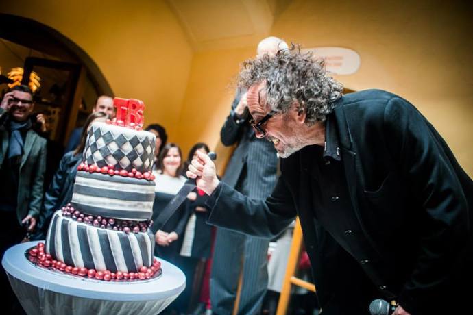 Režisér Tim Burton krájí dort na předchozí pražské výstavě, kterou si před deseti lety nenechalo ujít přes 100 tisíc návštěvníků.
