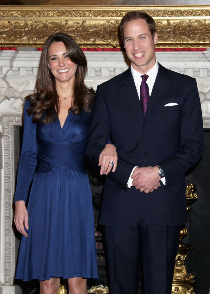 Kate Middleton s princem Williamem během oficiálního oznámení zásnub v roce 2010.

