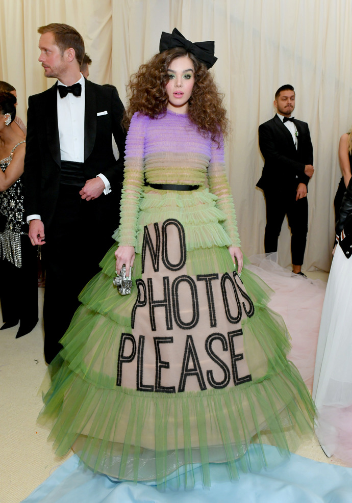 Hailee Steinfeld na oslavě Met Gala 2019. 
