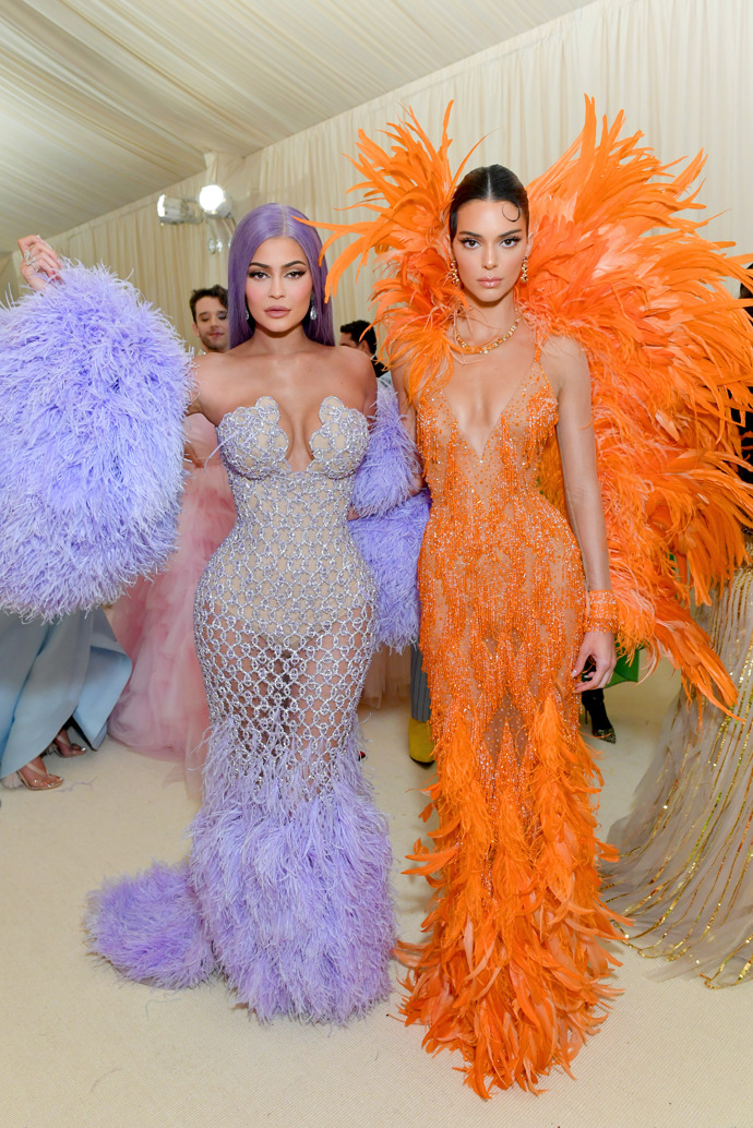 Kendall a Kylie Jenner na oslavě Met Gala 2019. 

