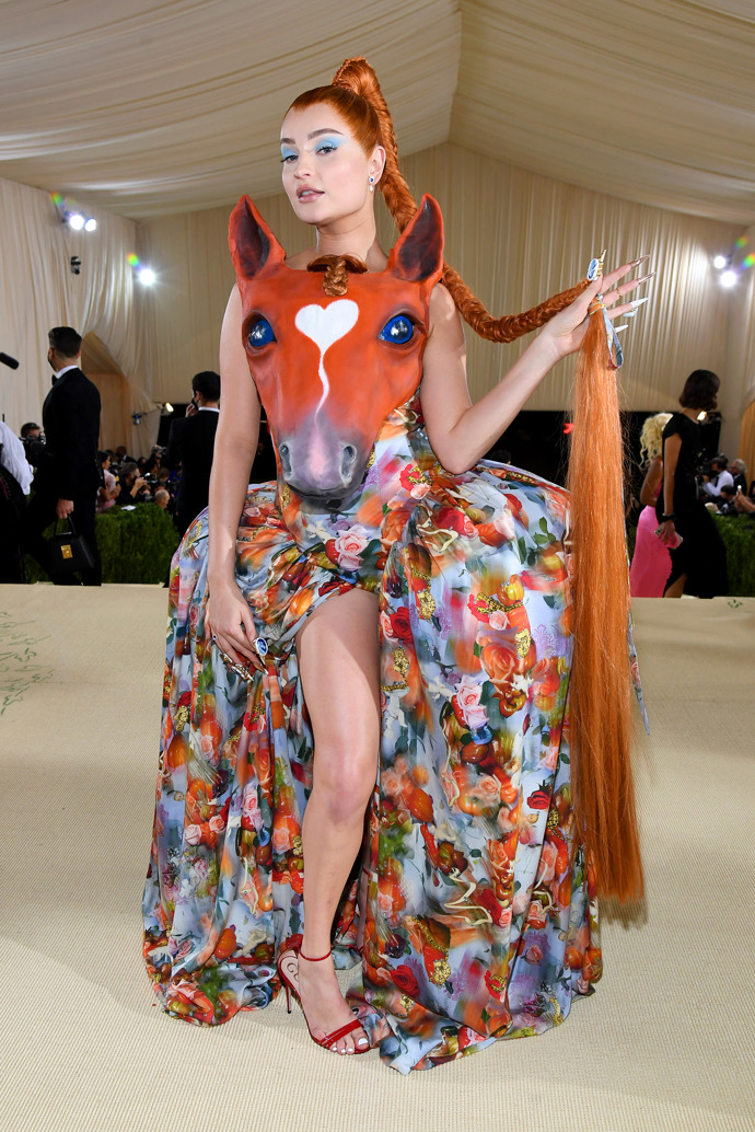 Kim Petras na oslavě Met Gala 2021 In America: The Lexicon of Fashion.
