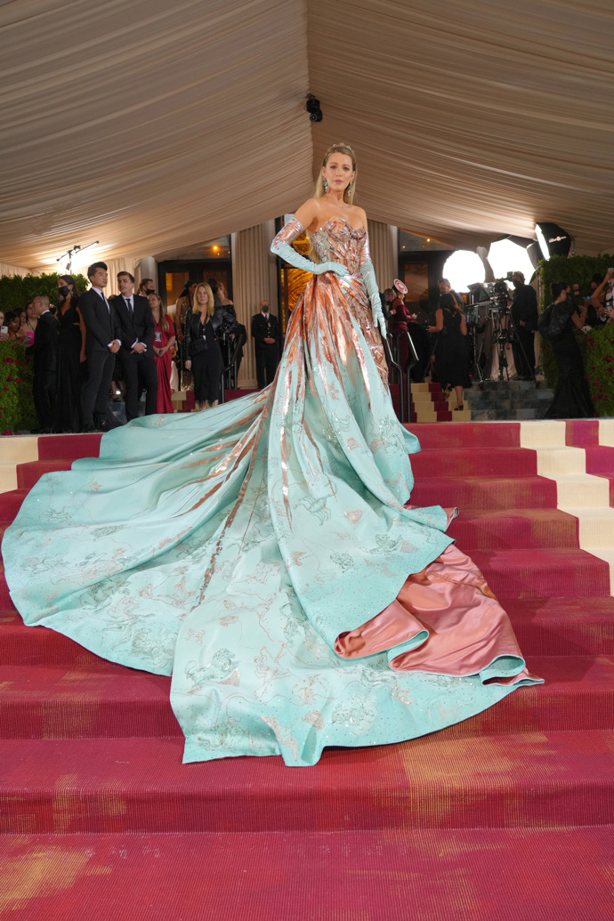 Blake Lively na oslavě Met Gala 2022 In America: Anthology of Fashion. Model č.2
