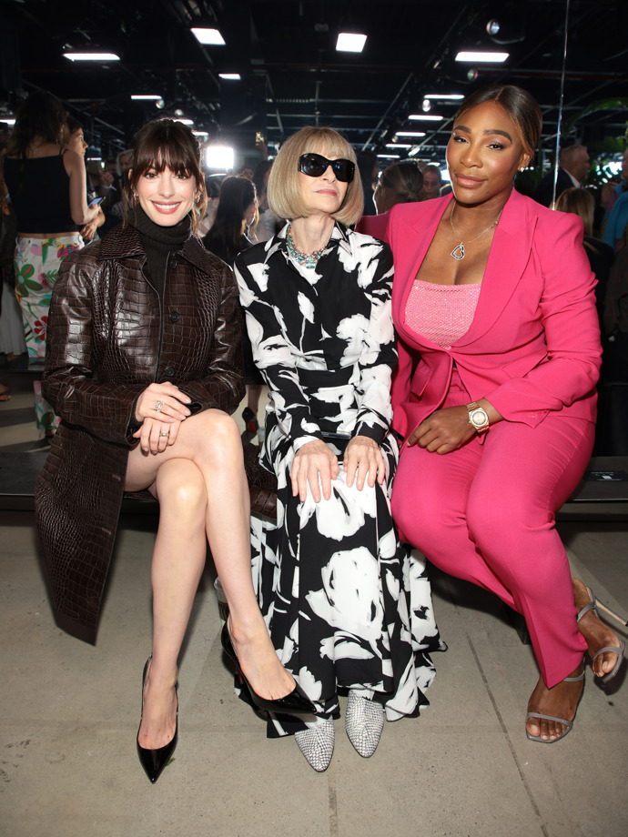Anne Hathaway, šéfredaktorka amerického Vogue Anna Wintour a tenistka Serena Williams na představení nové kolekce Michaela Korse v New Yorku.
