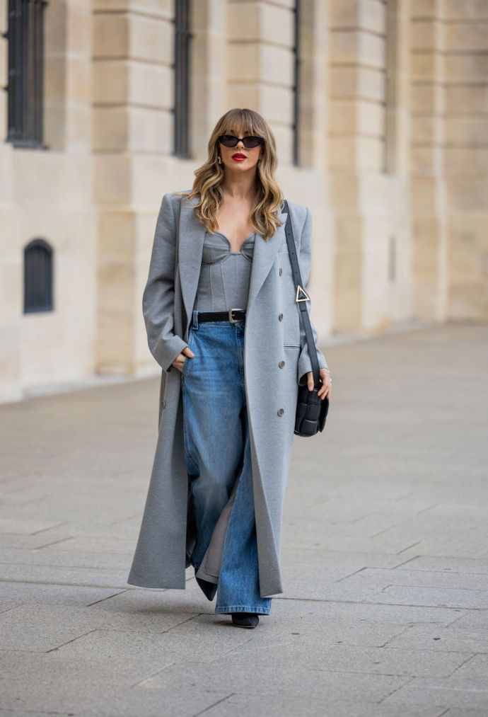 Široké džíny snadno zkombinujete i do elegantního outfitu, stačí k nim obléct boty se špičatou špičkou a dvouřadý kabát s výraznějšími rameny.
