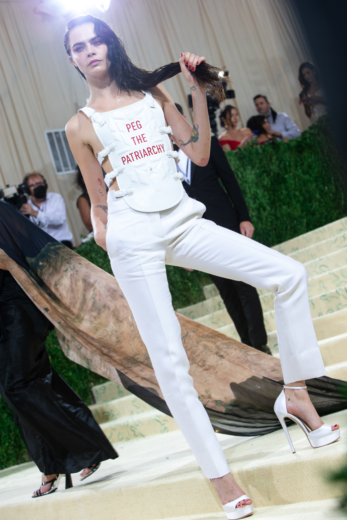 Gigi Hadid na oslavě Met Gala 2021 In America: The Lexicon of Fashion.
