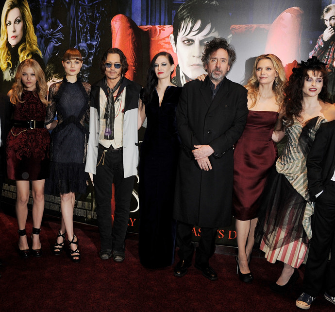Tim Burton, Johnny Depp a herečky z filmu Temné stíny.

