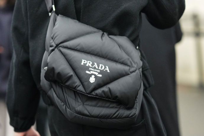 Prošívanou kabelku najdete i v kolekci italské značky Prada.
