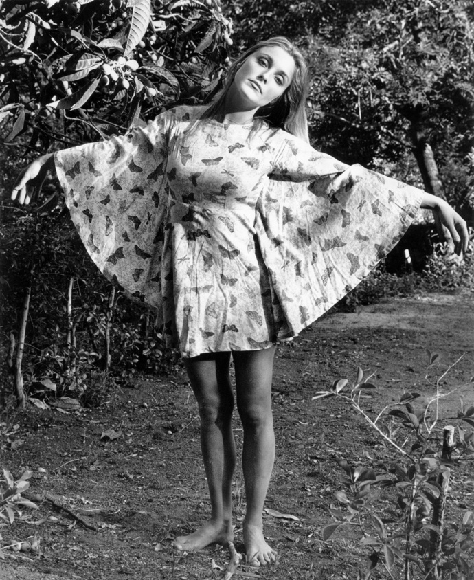 Sharon je ztělesněním stylu květinových dětí.
Sharon je ztělesněním stylu květinových dětí.
