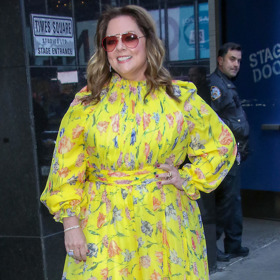 Melissa McCarthy v New Yorku v květovaných maxi šatech.
