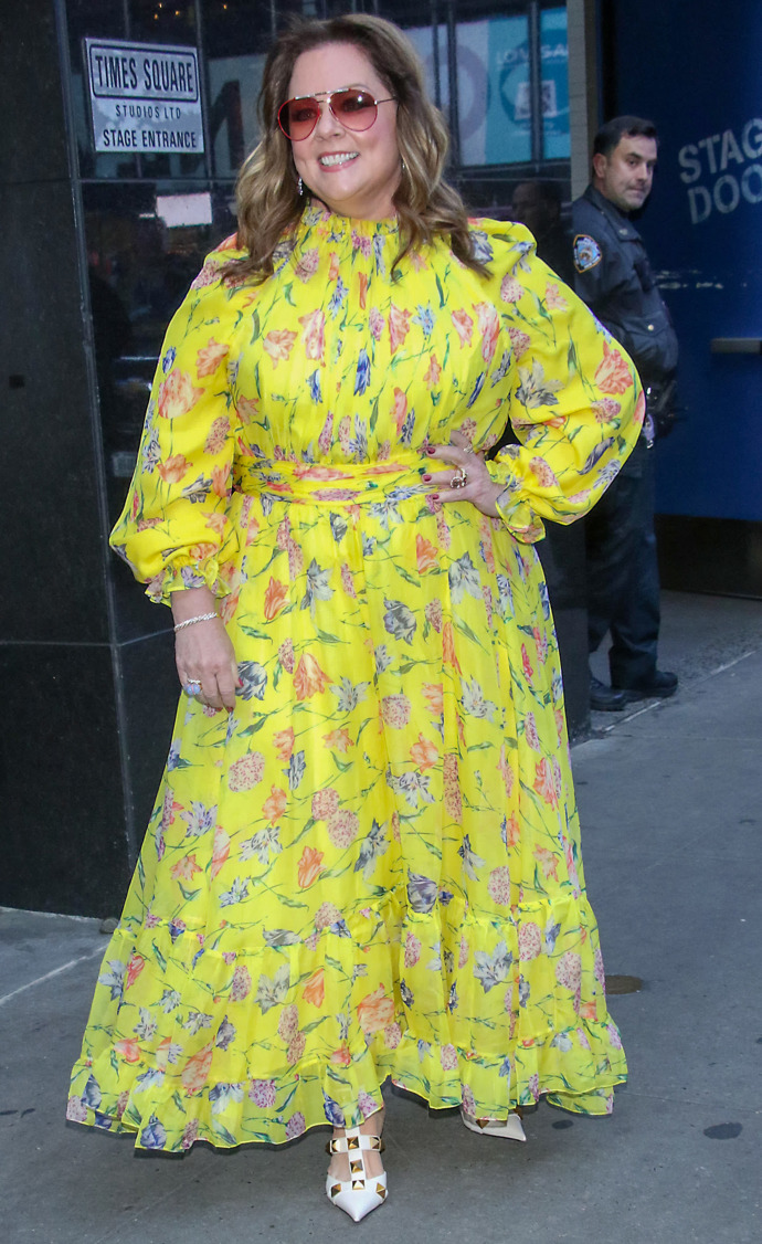 Melissa McCarthy v New Yorku v květovaných maxi šatech.
