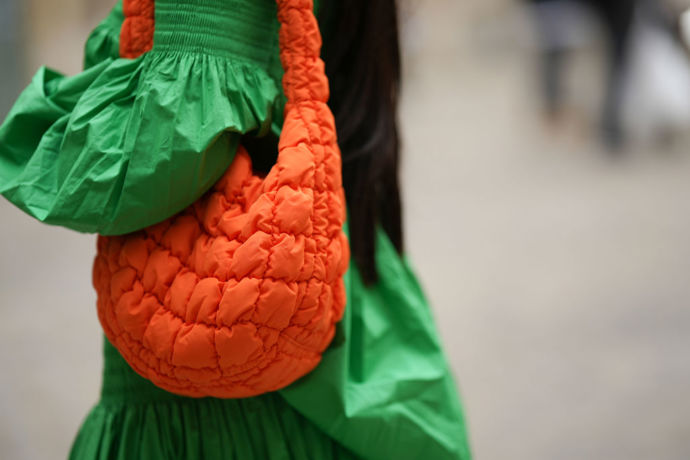 Oranžovou puffer prošívanou kabelkou můžete doplnit zářivě zelené šaty a vytvořit nepřehlédnutelný jarní look.
