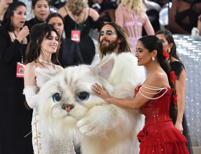 Opět Met Gala a spolu s Anne Hathaway herečka Salma Hayek a herec, muzikant, stylová ikona a kreativní duše Jared Leto v kostýmu ála kočka Karla Lagerfelda.
