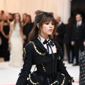  

Jenna Ortega na Met Gala 2023 oslavující „Karl Lagerfeld: A Line Of Beauty“.
