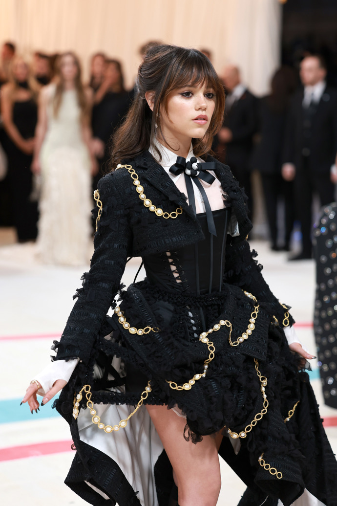  

Jenna Ortega na Met Gala 2023 oslavující „Karl Lagerfeld: A Line Of Beauty“.
