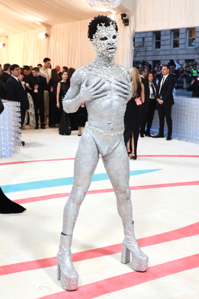 Lil Nas X na Met Gala 2023 oslavující „Karl Lagerfeld: A Line Of Beauty“.
