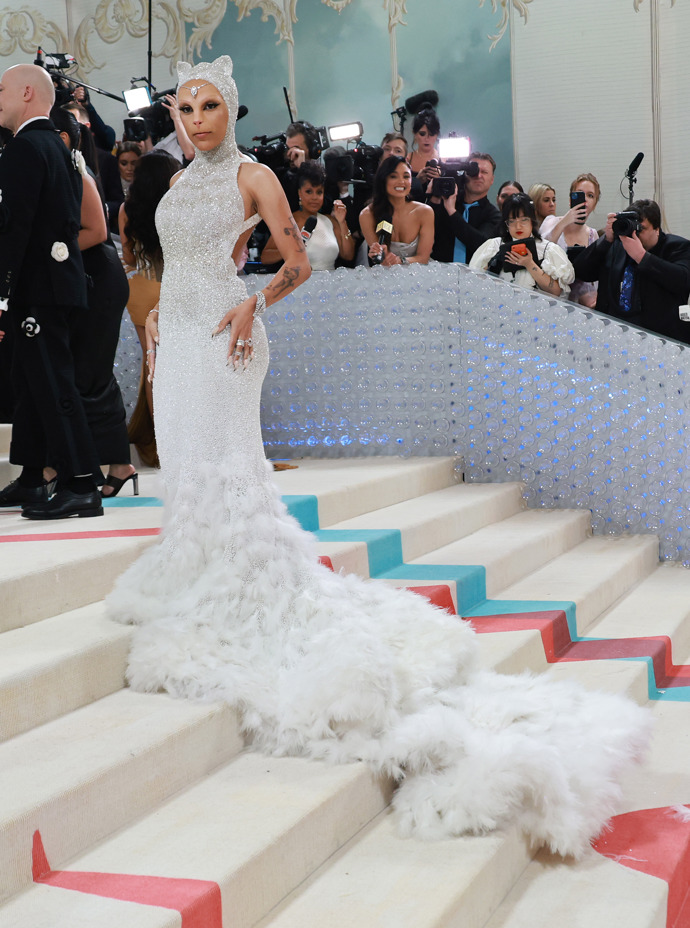 Doja Cat na Met Gala 2023 oslavující „Karl Lagerfeld: A Line Of Beauty“.
