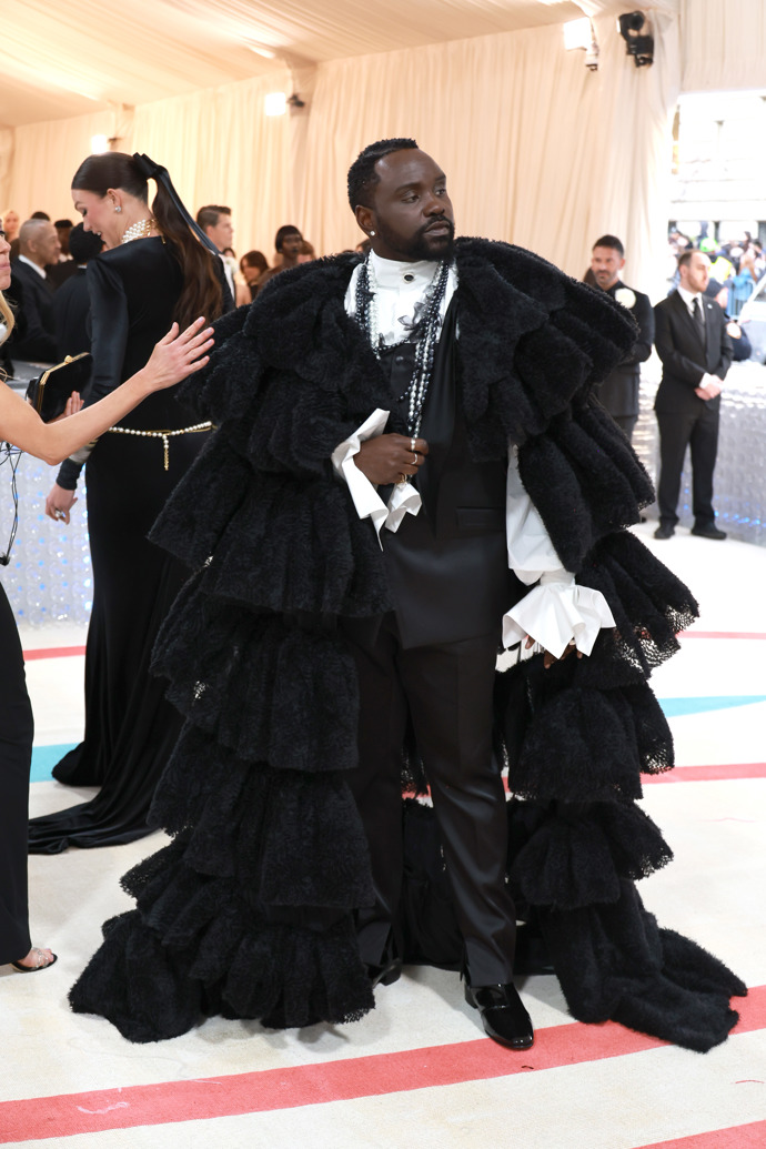 Brian Tyree Henry na Met Gala 2023 oslavující „Karl Lagerfeld: A Line Of Beauty“.
