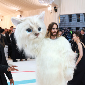 Jared Leto, (oblečený jako kočka Karla Lagerfelda Choupette), na The 2023 Met Gala. 
