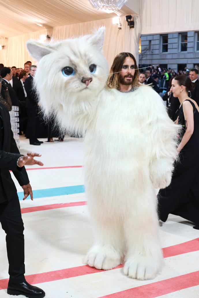Jared Leto, (oblečený jako kočka Karla Lagerfelda Choupette), na The 2023 Met Gala. 
