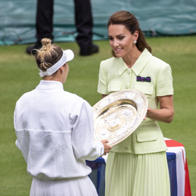 Princezna Kate s Markétou Vondroušovou, vítězkou Wimbledonu, v roce 2023.
