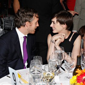 Anne Hathaway s manželem, hercem a producentem Adamem Shulmanem v době, kdy měla krátký sestřih.
