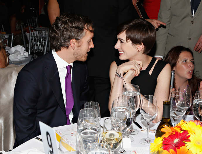 Anne Hathaway s manželem, hercem a producentem Adamem Shulmanem v době, kdy měla krátký sestřih.
