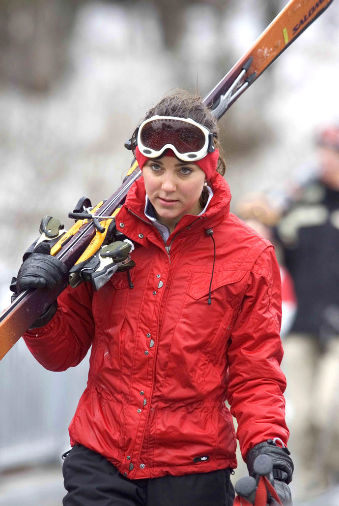 Kate Middleton na lyžích v roce 2005.
