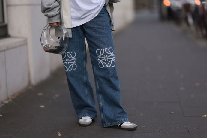 K širokým džínům obujte třeba trendy tenisky adidas v siluetě Samba nebo Gazelle.
