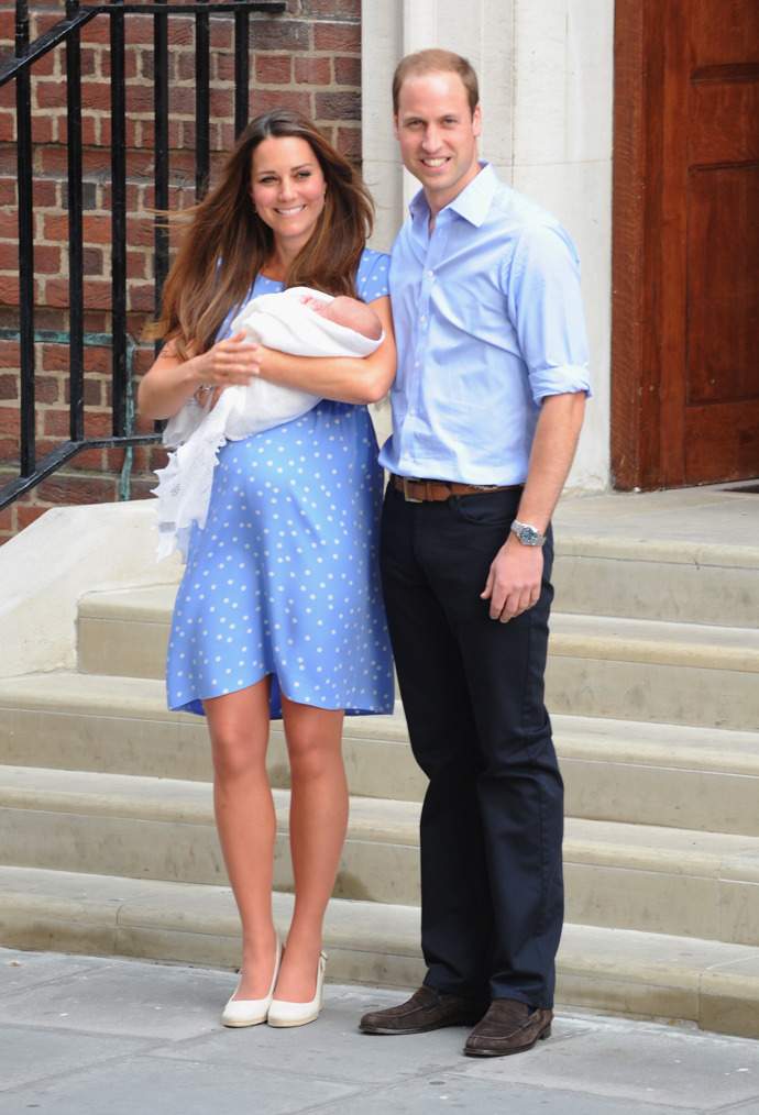 Kate s princem Williamem po narození prince George v roce 2013.
