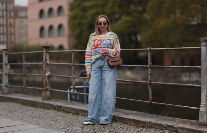 Sonia Lyson zvolila k širokým světle modrým džínům barevný pruhovaný svetr Loewe.
