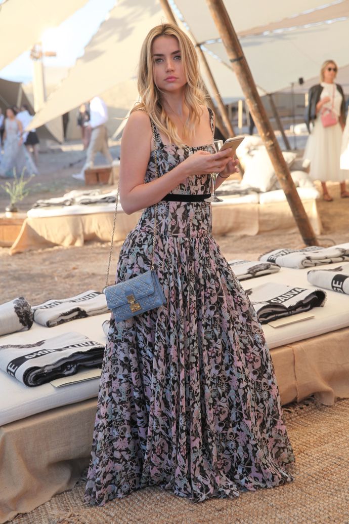Ana de Armas v Los Angeles v krásných maxi šatech. 
