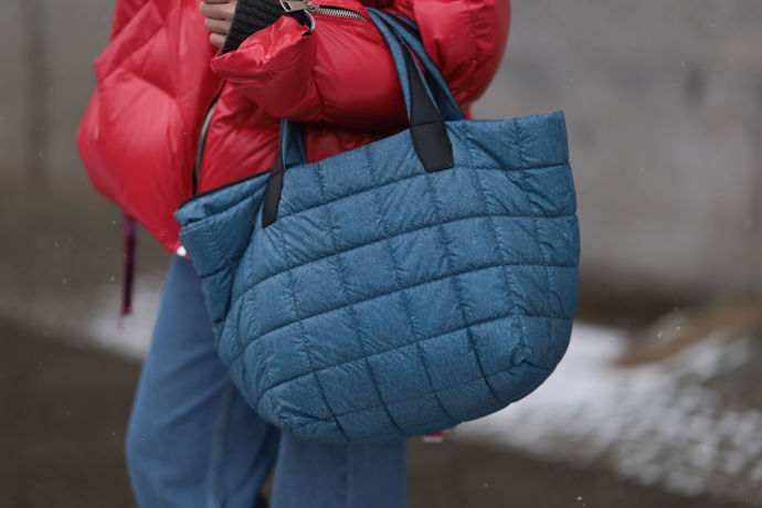 Prošívaná oversized taška se hodí na každodenní nošení.
