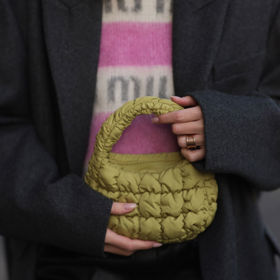 Puffer prošívané kabelky jsou trendy i v mini verzi.
