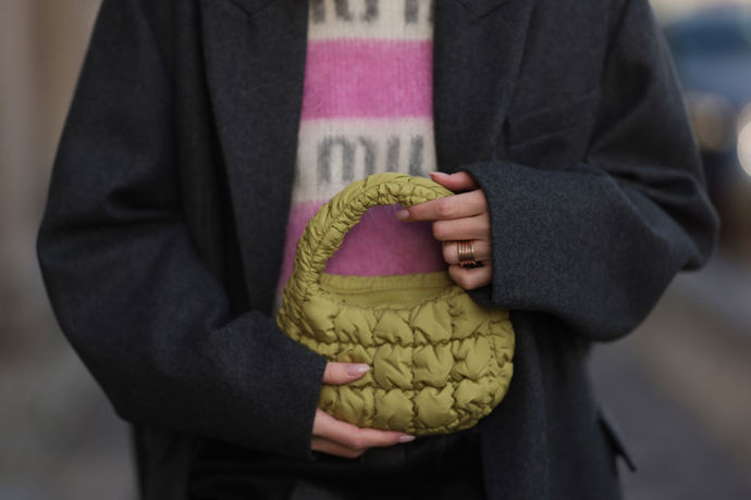Puffer prošívané kabelky jsou trendy i v mini verzi.
