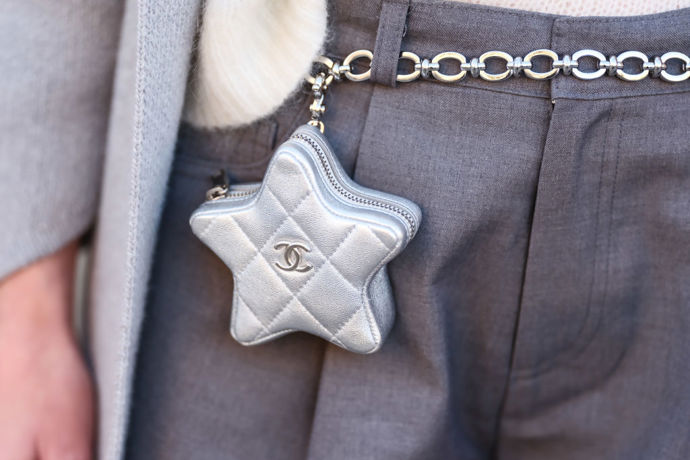 Stříbrnou kabelku Chanel ve tvaru hvězdičky můžete připnout i na poutko u kalhot.
